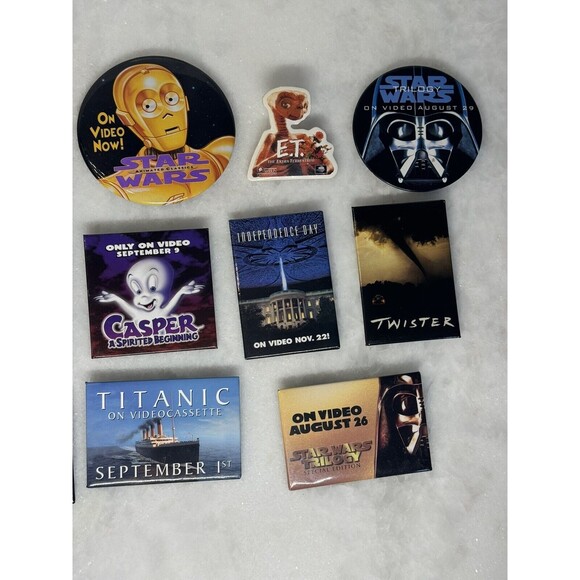 LOT OF 18 VINTAGE WALMART ADVERTISING PINS MOVIES - Picture 4 of 16
